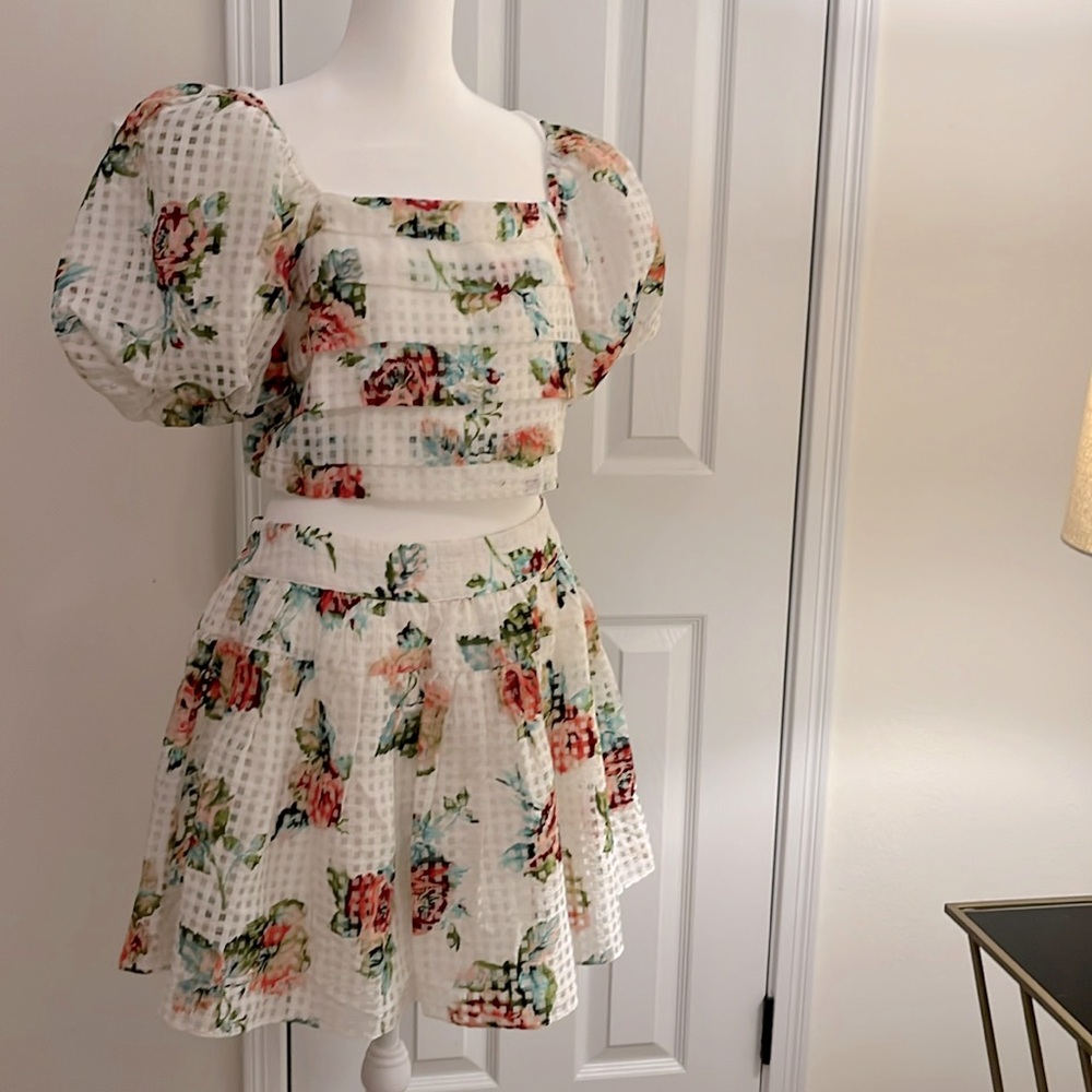 NWT puff sleeve white with rose print top and matching skirt set - size medium 🌹